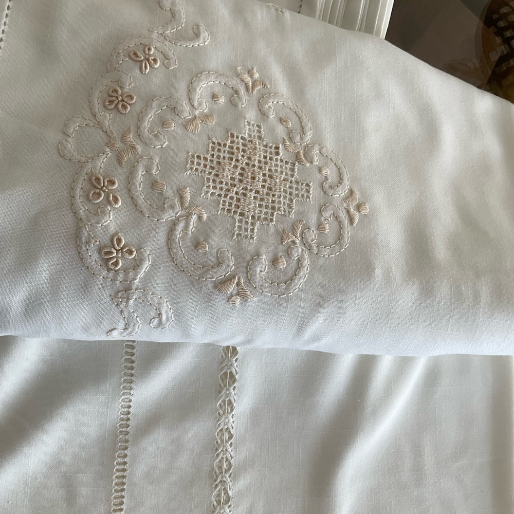NEW Set of tablecloth, and 16 matching napkins